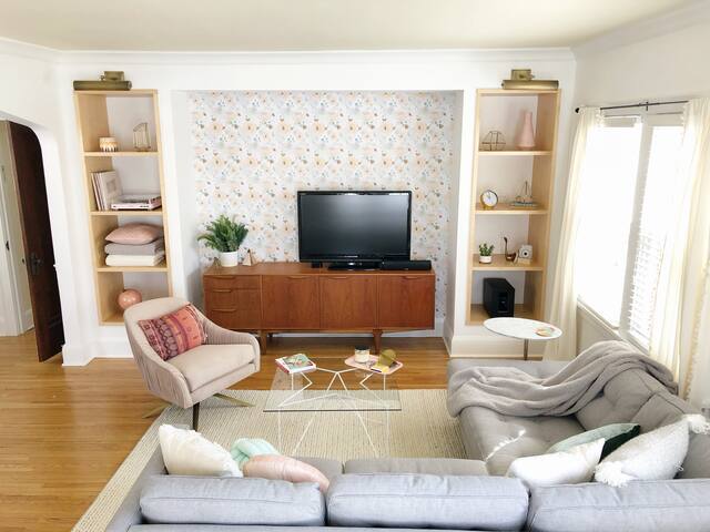 Cozy bungalow in friendly neighborhood with bikes! gallery image 2