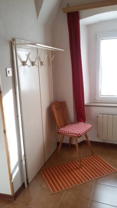 ingresso con porta scarpe e attaccapanni