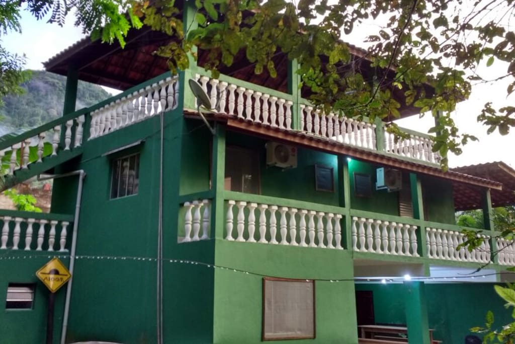 Parte dos fundos da casa, com acesso aos quartos e ao terraço.