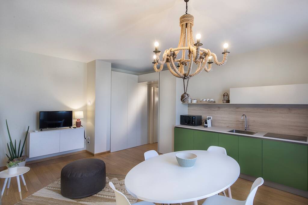 Salotto con Smart Tv collegata al wifi dalla quale si può accedere all'account Netflix, YouTube ecc.. - Living room with Smart TV connected to the wifi where you can access your Netflix account, YouTube etc.