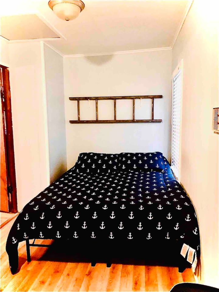 مقاس كوين في نفس الغرفة مع حمام ملحق. 