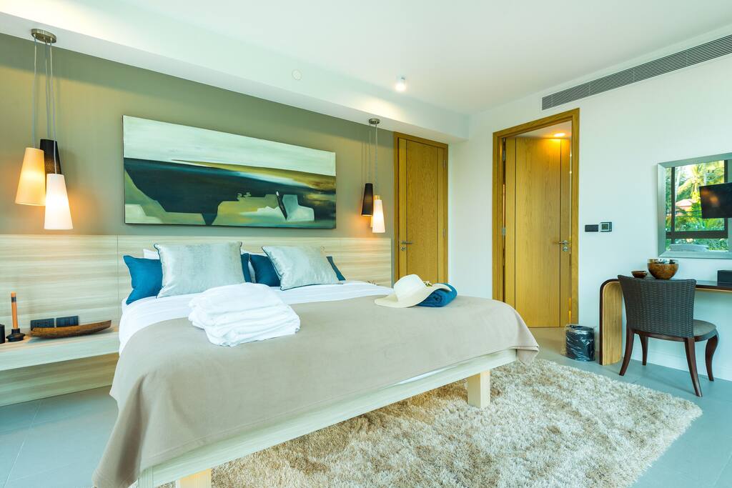 Bedroom with air conditioning, TV and mountain view