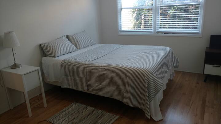 ห้องนอนขนาด 12x12 พร้อมเตียงขนาดควีนไซส์ตู้เสื้อผ้าและที่เก็บของมากมาย