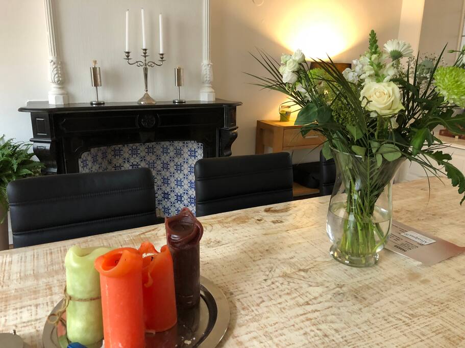 Ruime eettafel voor 6 personen met wedgwood servies