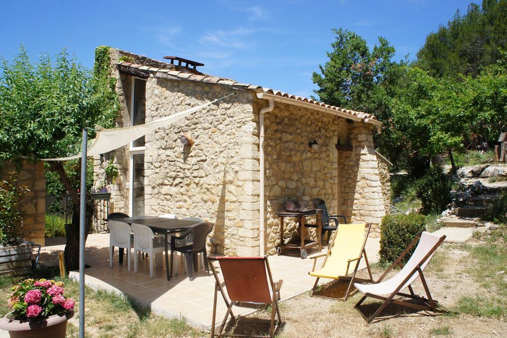 terrasse & entrée du Gîte