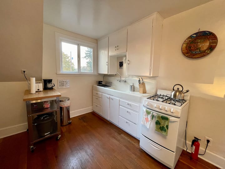 King Massage | Private Entrance | Walk To Train - Tacoma, WA