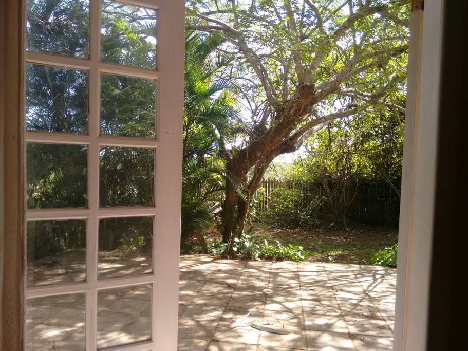 Vista do quarto para varandão.