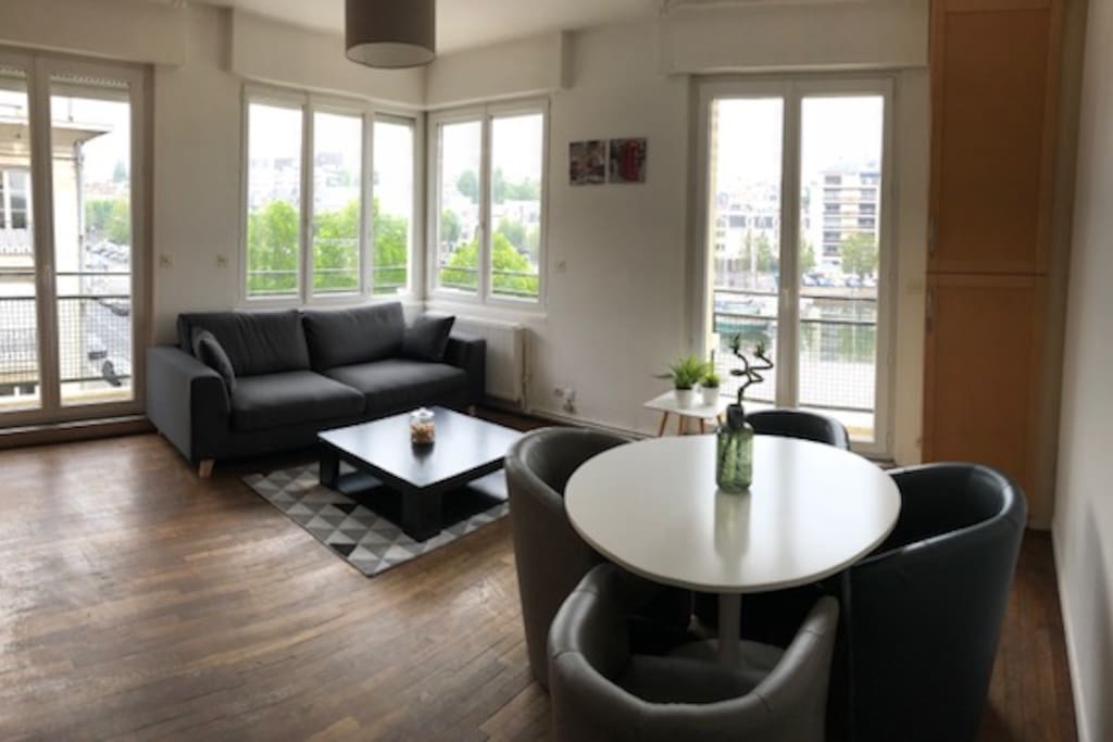 Pièce de vie avec parquet au sol et vue sur le port