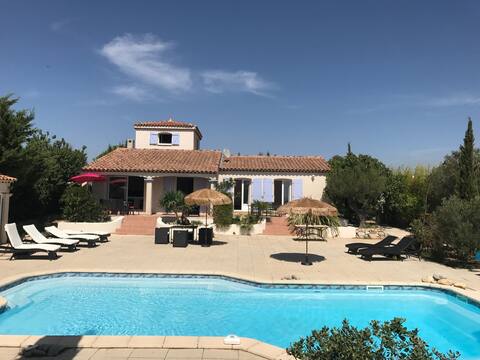 Spacious Provençal villa with heated swimming pool