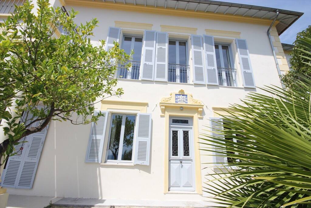 Façade sud de la villa : toutes les chambres ont vue mer