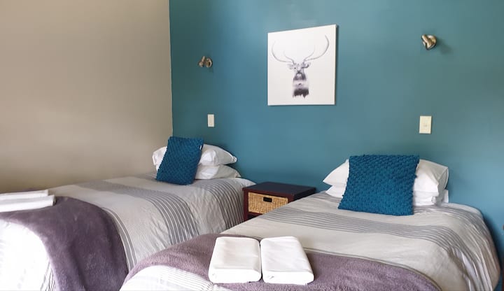 卧室2 ： 2张加大双人床单人床，底部配备1张上下铺1张标准双人床。选项：加大双人床单人床拼在一起，是一张超级加大双人床。 衣柜内羽绒被1张单人床，位于加大双人床之间/旁边。