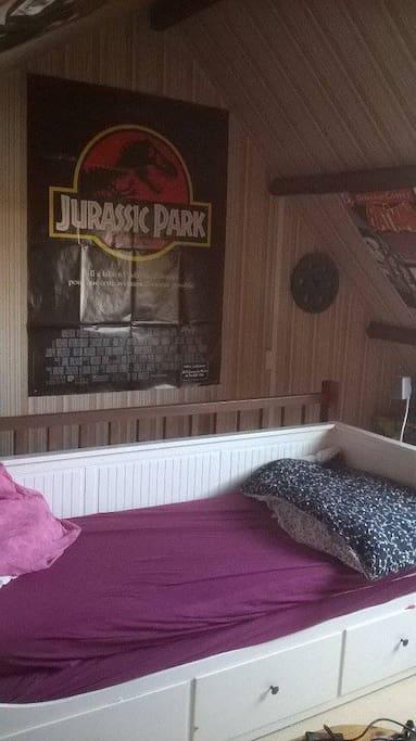 Chambre au dernier étage de la maison, non utilisée par les habitants. Avec canapé-lit double. Décoration basique.