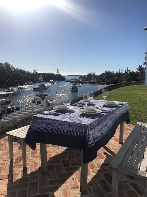 Spacious waterfront 2 bedroom near Hamilton