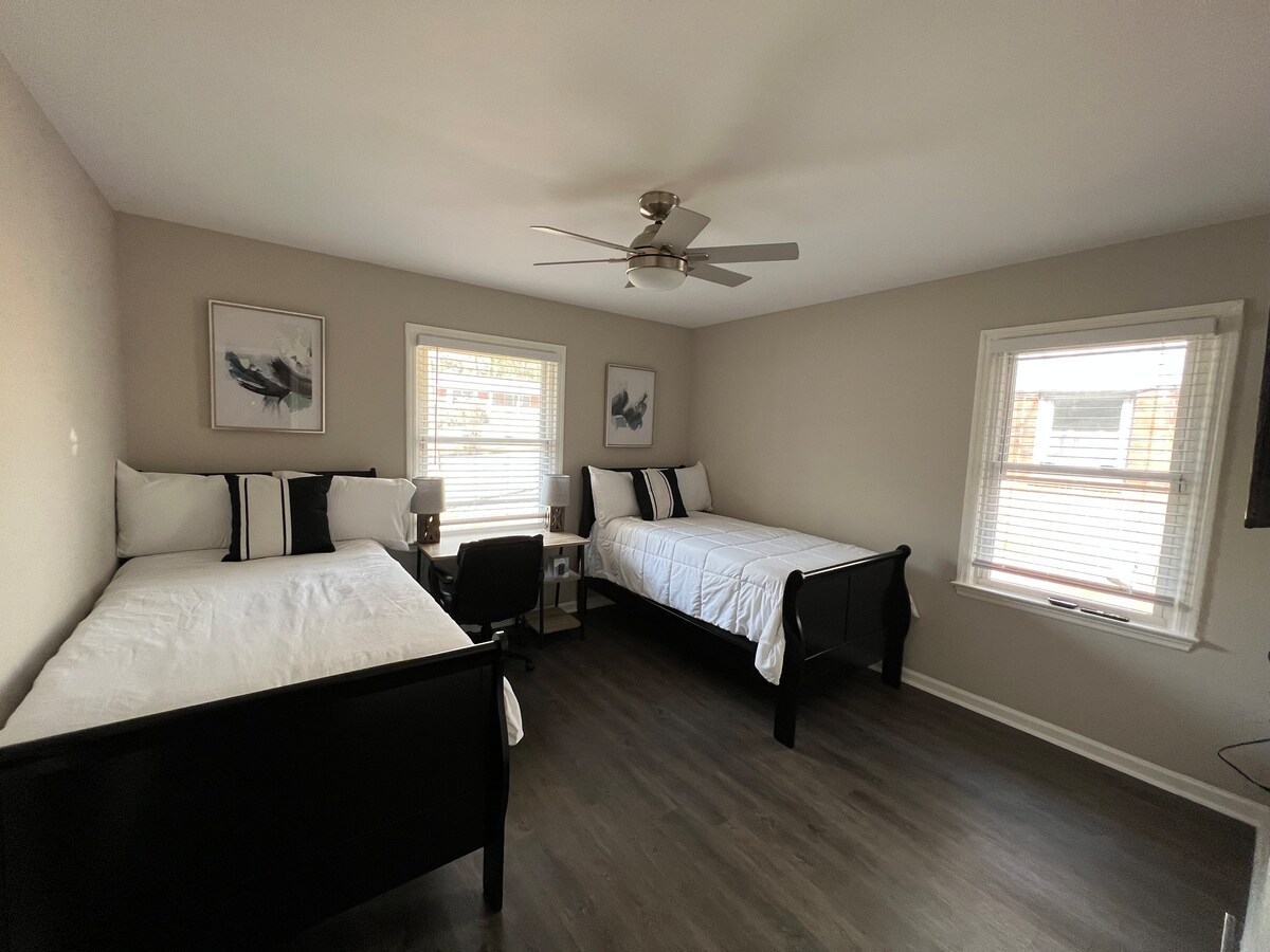 带50英寸电视的双床卧室