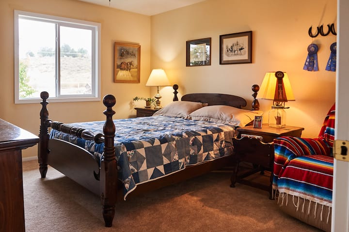 Disfruta de la comodidad de colchas hechas a mano y obras de arte originales.