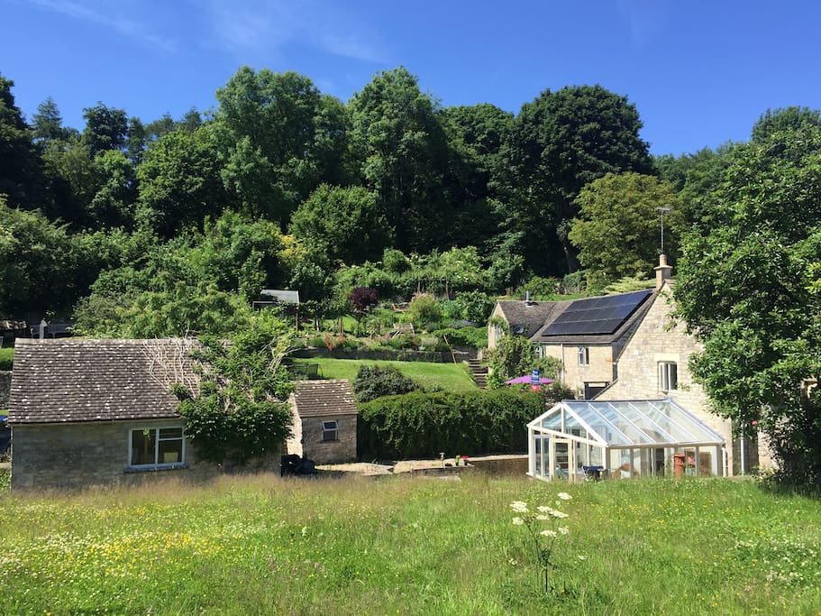 The garden in which the Cotswolds Bothy sits