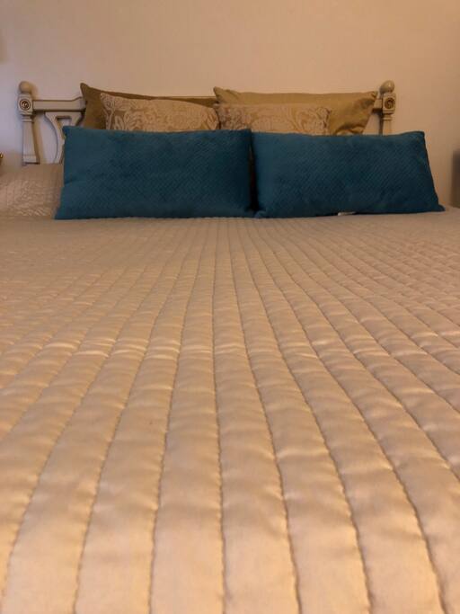 Queen size, luxury, very comfortable bed