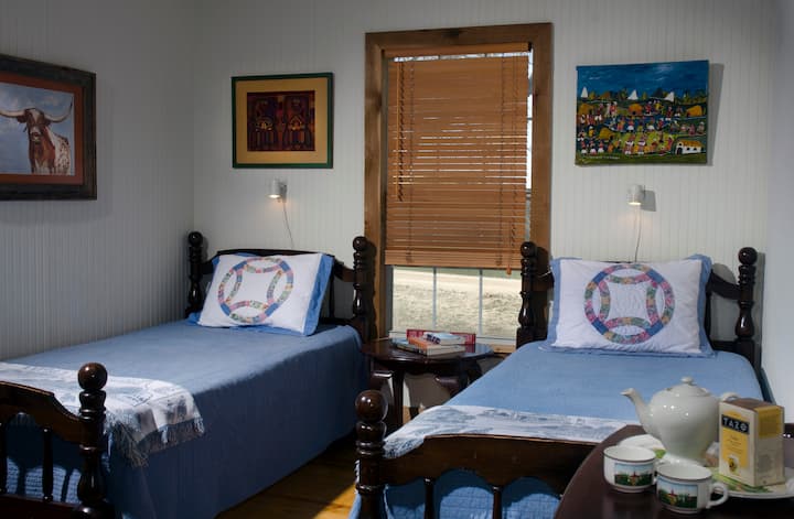 חדר שינה שני עם שתי מיטות נפרדות