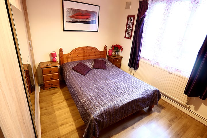 Lovely quiet room to rent in Hammersmith