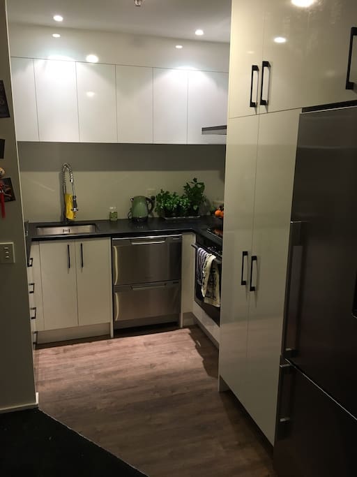 Modern, new kitchen installed in 2016. Includes double dishdraw.