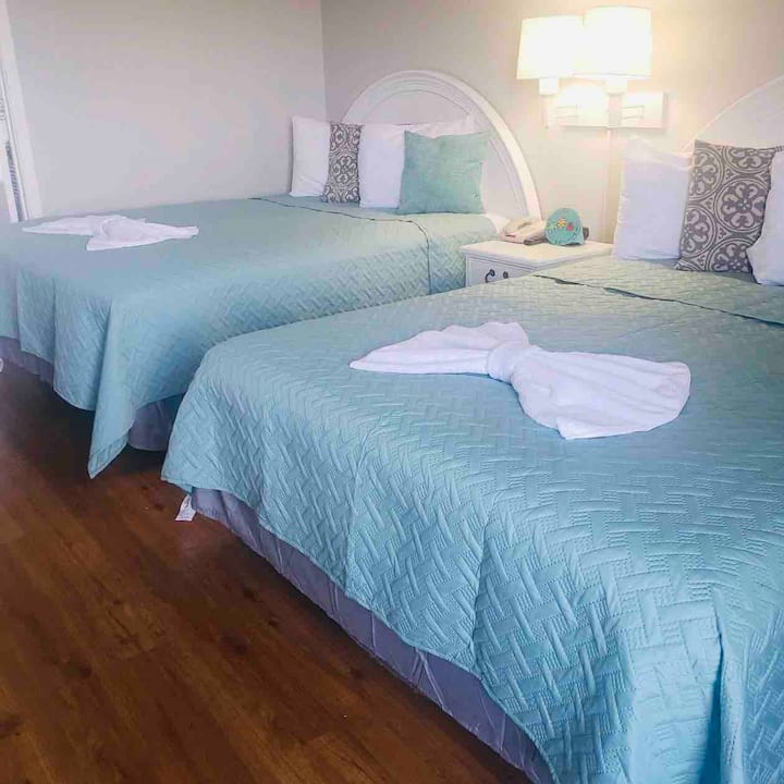 ห้องนอนพร้อมเตียงควีนไซส์ 2 หลัง เตียงเดียวกันผ้าคลุมต่างกัน มีการเปลี่ยนเครื่องนอนเพื่อทำความสะอาดหลังผู้เข้าพักทุกคน!