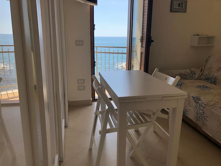 ... entouré par la mer...