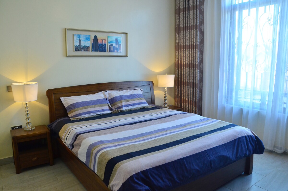 Majster s manželskou posteľou King,sieťkou proti komárom, odkladacími stolmi, bočnými lampami, písacím stolom na čítanie, stoličkou a obrovským šatníkom. 
Vysoká posteľ s pohodlným matracom a kvalitnou posteľnou bielizňou. Obrovské okná na dostatok svetla. Krásne tmavé záclony pre nerušený spánok. 