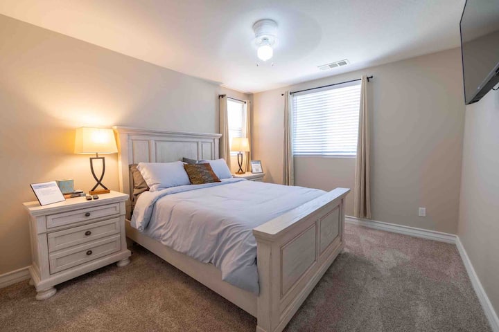 La camera 4 ha un letto queen-size e una smart TV da 50 pollici con canali via cavo gratuiti e Netflix. 