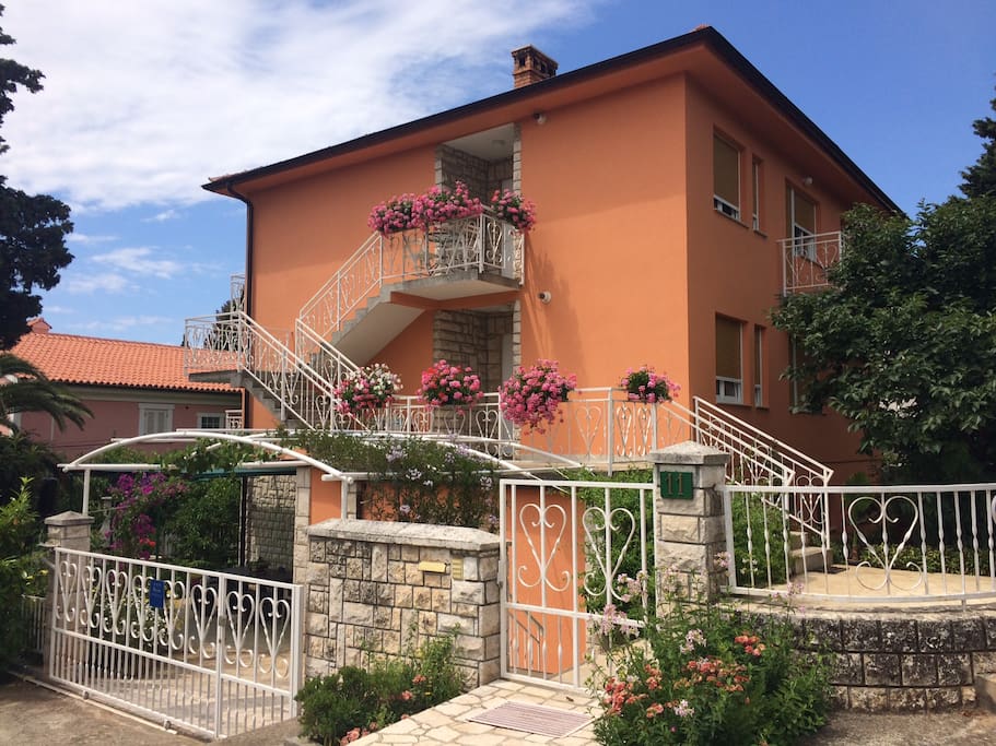 Lovely family house with studio apartment located 30 meters from sea