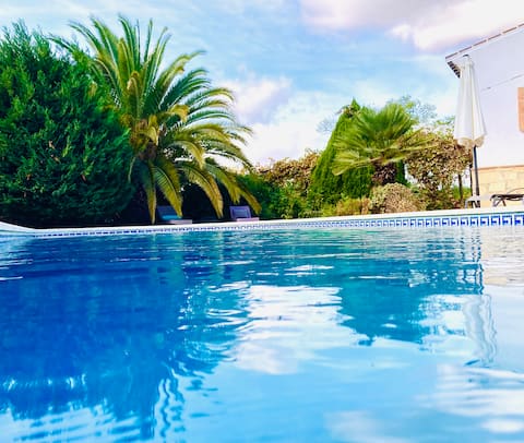 Superb private 4 bedroom villa, large 12m pool