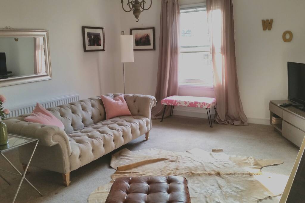 Spacious sitting room with TV