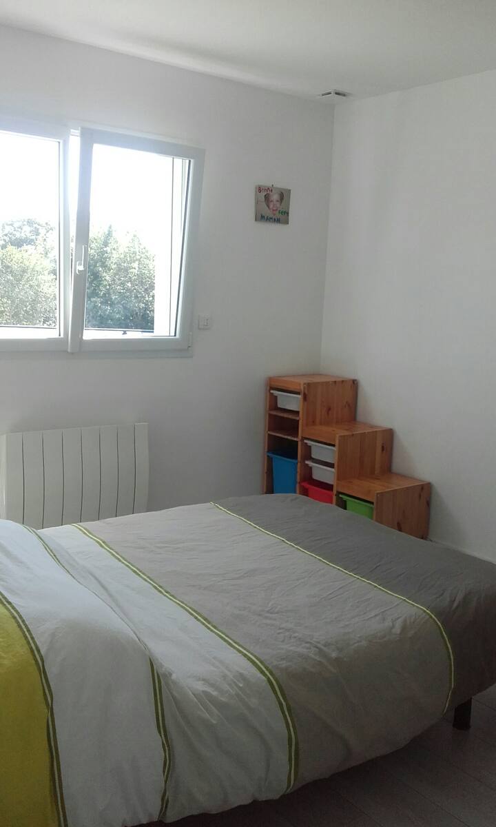 4号房间位于地板上的东部曝光。双人床（ 140x190 ）