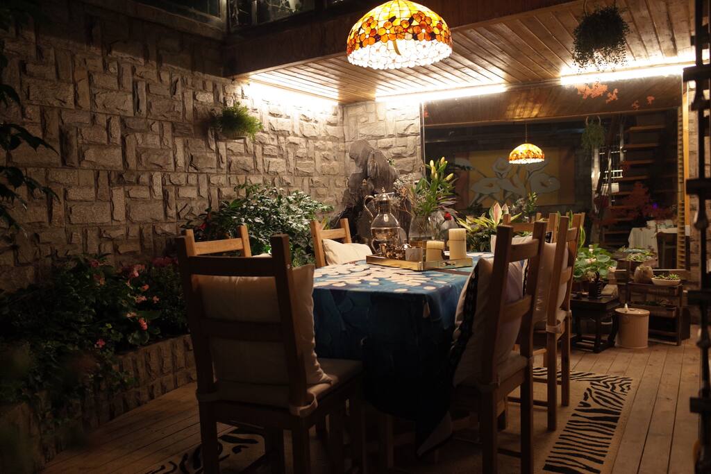 花园里的餐台,酒桌