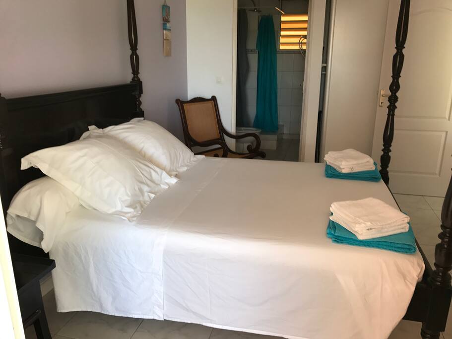 chambre mauve et sa salle d'eau attenante