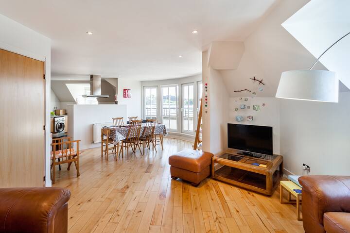 Stunning Penthouse, Free Parking! gallery image 5