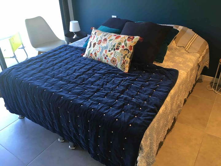 Spálňa s manželskou posteľou 160 cm