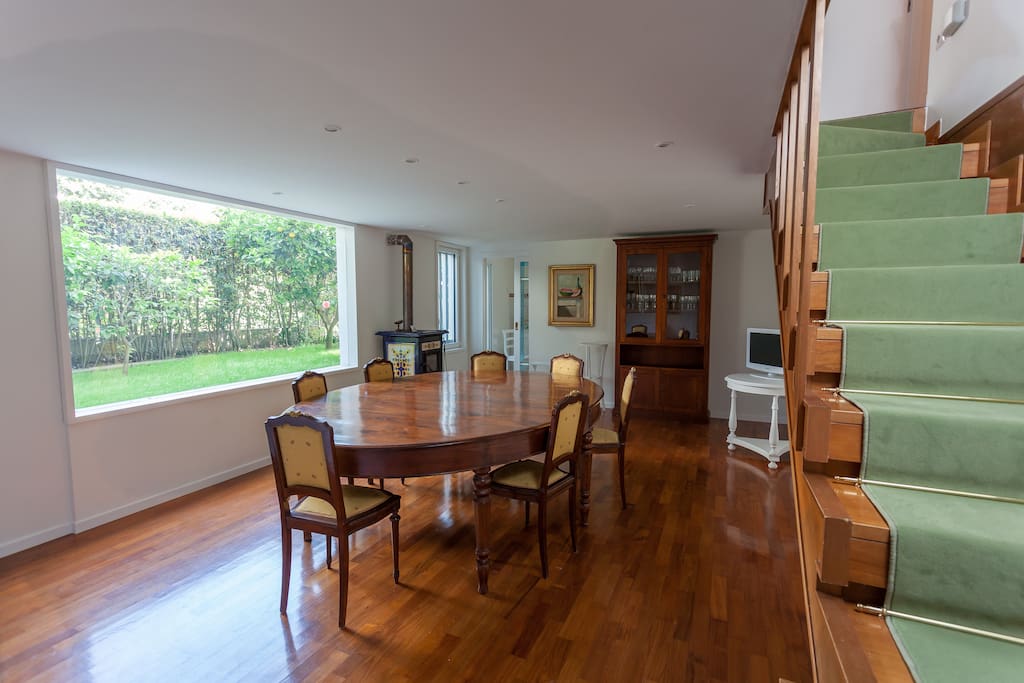 La sala da pranzo al pianterreno con scala di accesso al primo piano