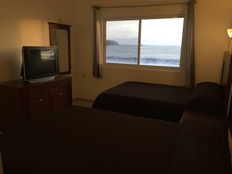Habitación con dos camas matrimoniales, vista a la playa
