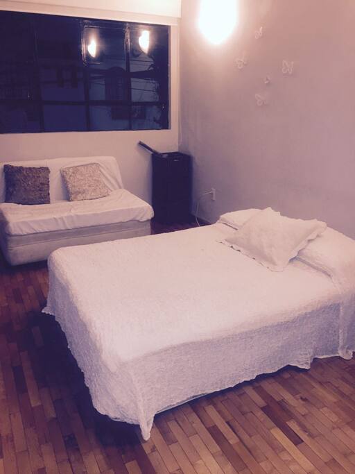 habitación, 1 cama matrimonial, con amenidades, television, comparte baño con una habitación