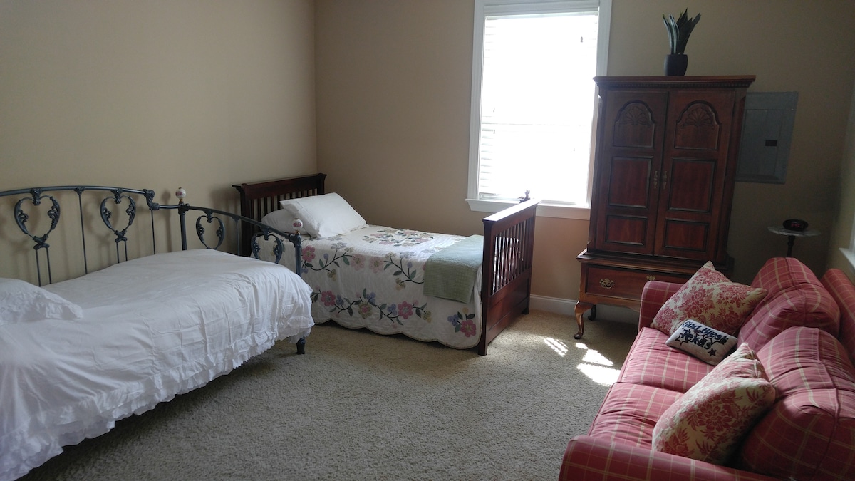 Dhoma e gjumit e shtëpisë së miqve - 2 binjakë, divan, televizor, kuzhinë