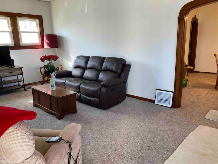 Clean And Roomy 3 Bedroom House. - Evansville, IN