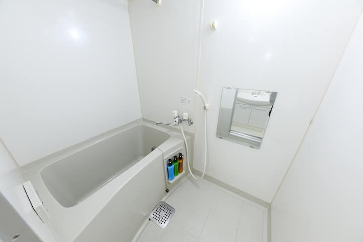 Relax in the hot bath after your busy sightseeing day☆Shampoo, conditioner and shower gel are provided バスタブで一日の疲れを取ってください☆シャンプー、コンディショナーとボディソープもあります