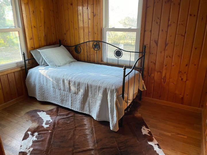 Ова е подвижен кревет со извлекување одоздола. 