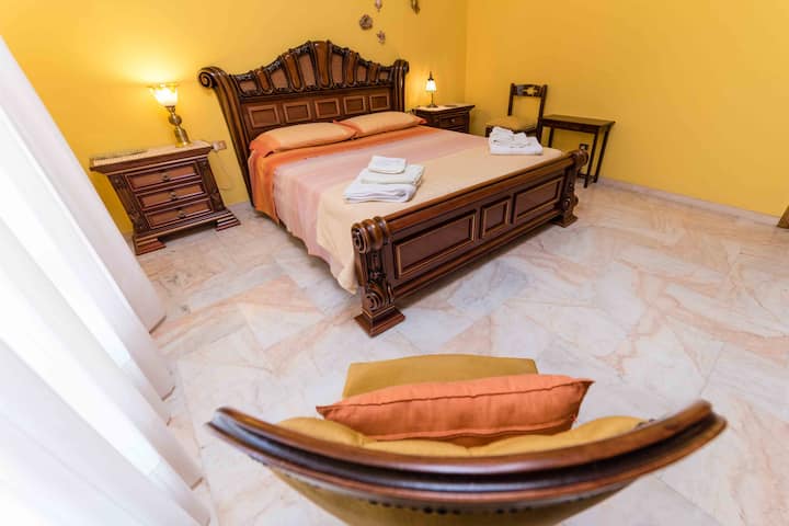 חדר שינה כפול; ניתן להוסיף שתי מיטות יחיד במידת הצורך. יש מרפסת, מיזוג אוויר ורשת יתושים. 