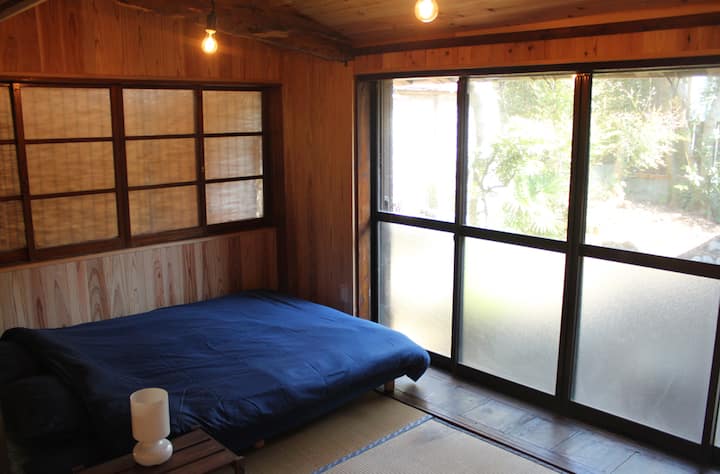 ベッドルーム 梁むき出しに改装 / Bedroom area with exposed sealing