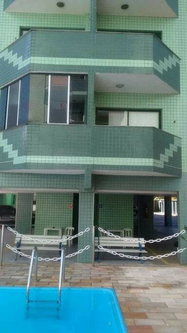 Frente da sacada dos apartamentos da piscina, o meu é o terceiro, um acima, mas minha mãe não tirou a foto direito rs. Temos elevador no prédio. oba!!!
