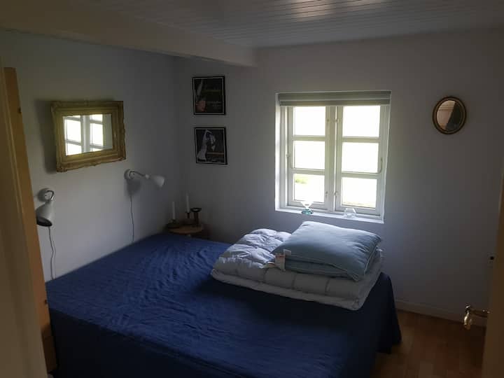 "חדר נשים" עם מיטה זוגית בגודל 140 ס"מ.