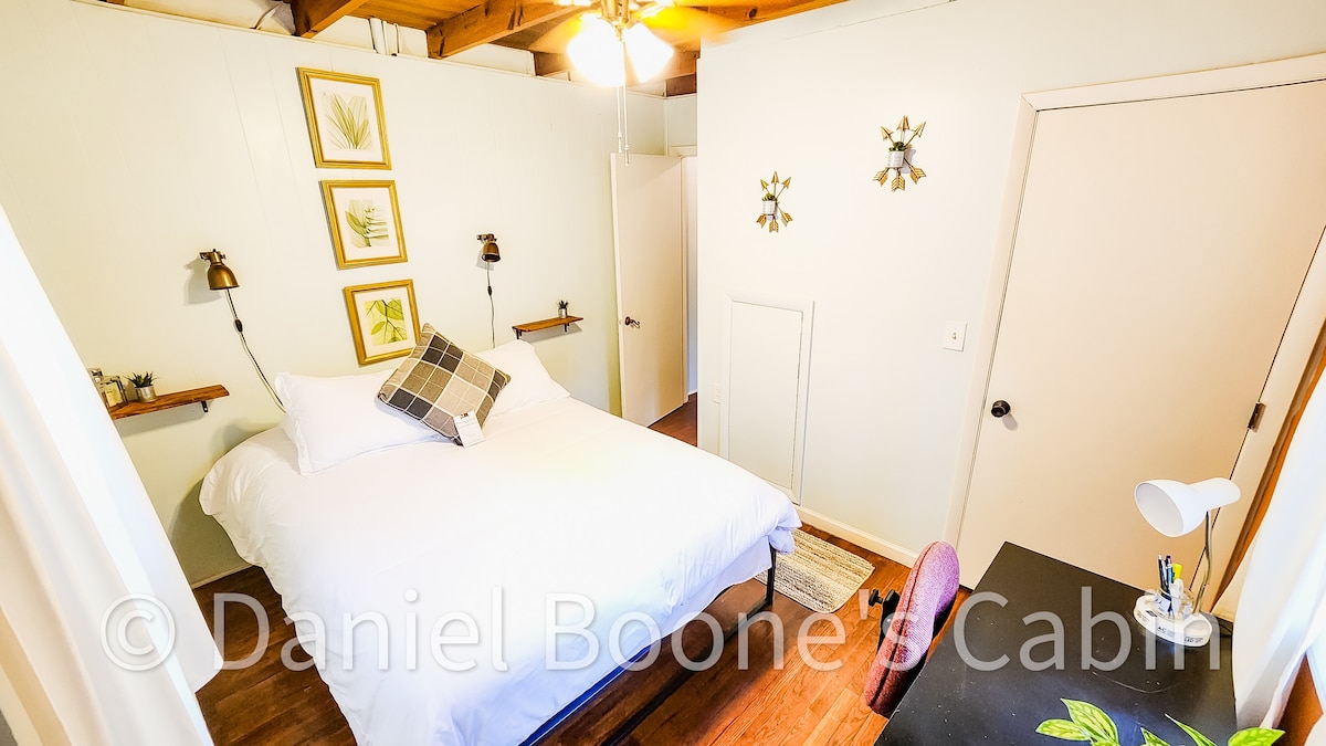 تحتوي غرفة النوم هذه على وفرة من الضوء الطبيعي القادم إذا فتحت الستائر المخملية! كما يتميز بمكتب عمل مع كرسي داعم يطل على النباتات والأشجار الجبلية الأصلية على تلالنا الخلفية. تحتوي كل غرفة نوم على خزانة خاصة بها.