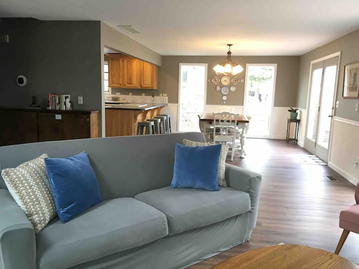 客厅可俯瞰厨房和餐厅。 光线充足，透过大窗户进来！ 