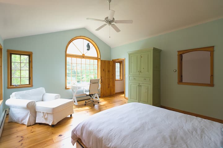 Second floor guest room (queen bed)